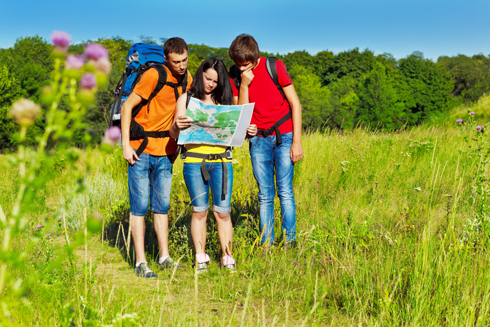 Look at the photograph of these teenagers. Подросток с рюкзаком обочина. Подростковый рюкзак с листочками оранжевым и жёлтым. Картинки на рабочий стол с рюкзаками с бананами.